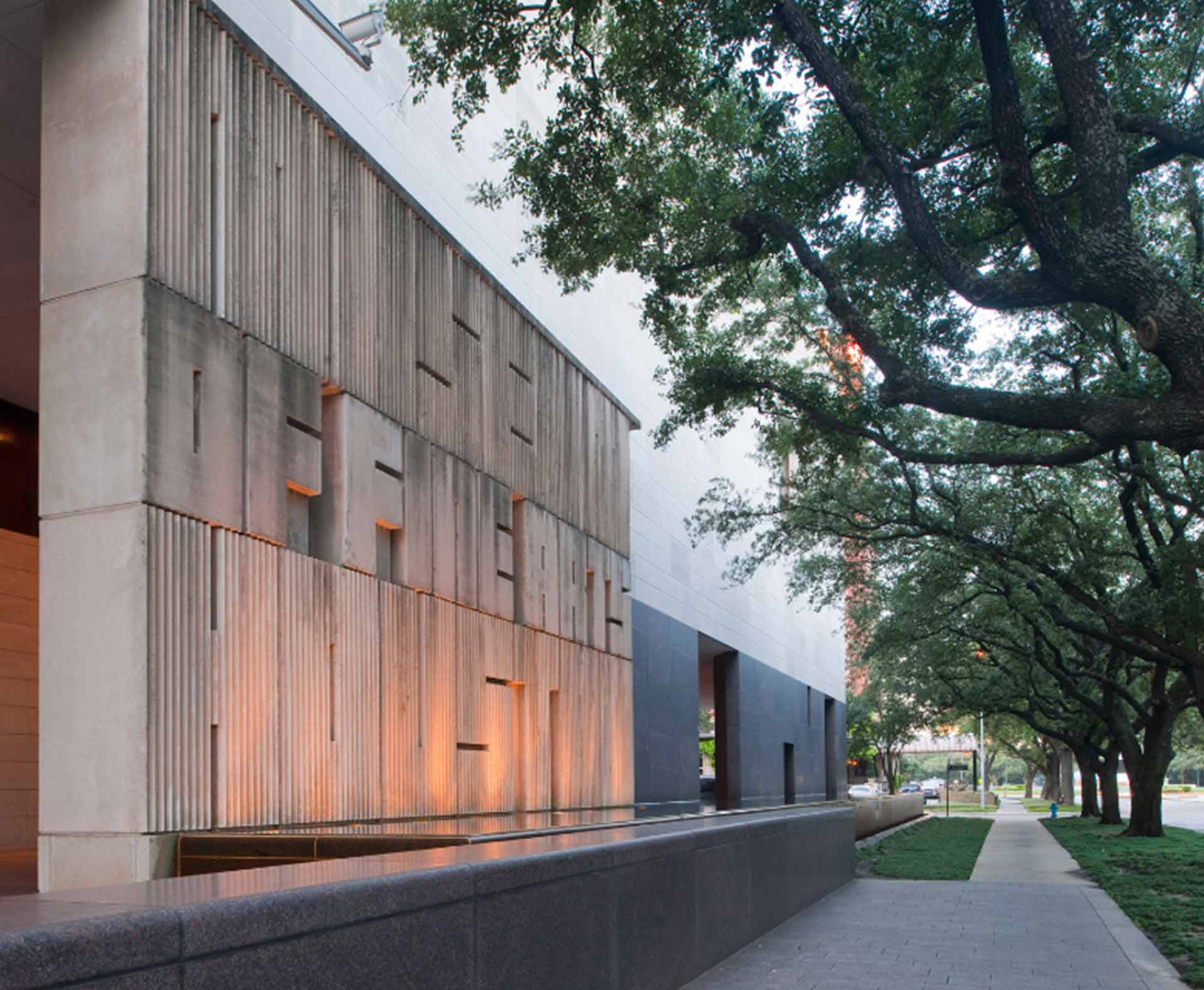Photograph of the exterior of the Museum of Fine Arts, Houston.