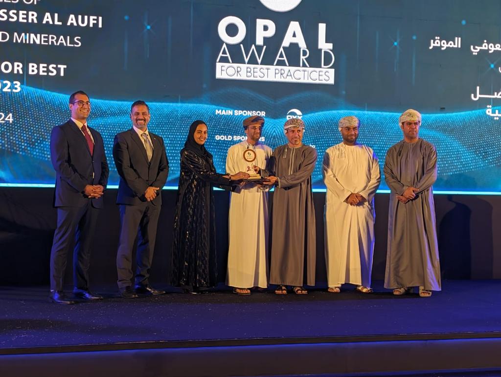 Minister of oil in Oman awarding SLB OPAL award for innovation on AI