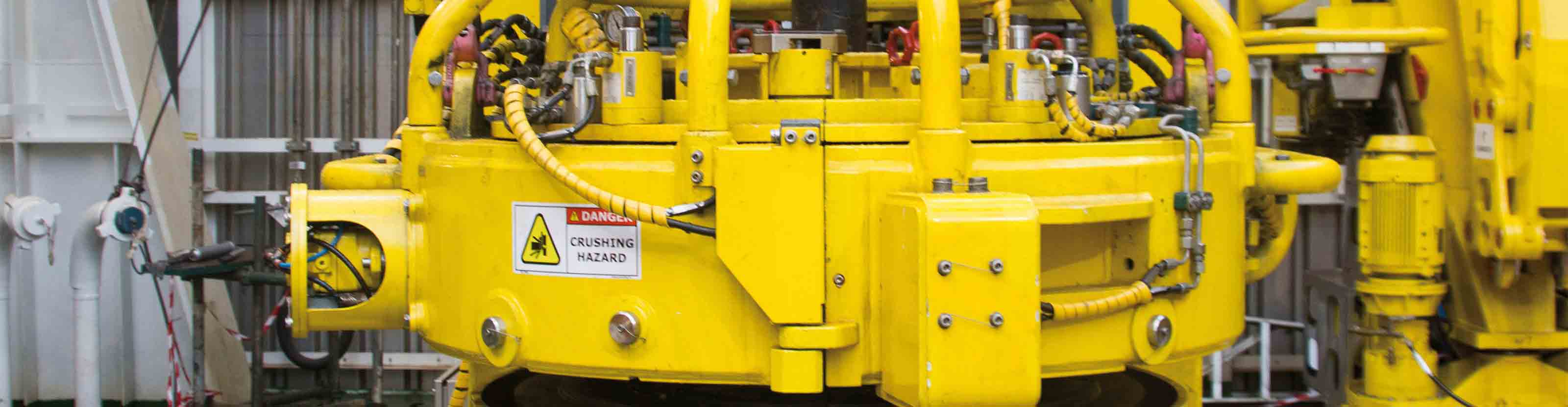 hydraulic roughneck with integrated mud bucket