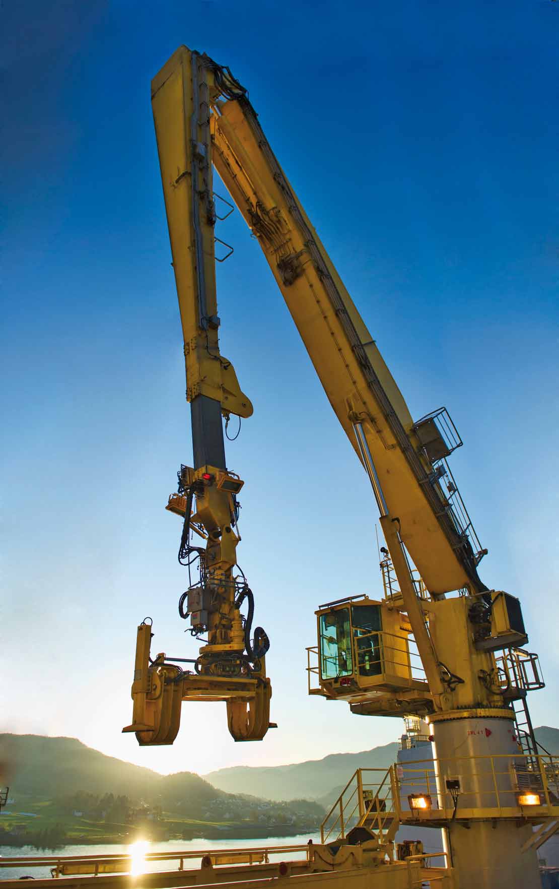 Pipe deck crane and knuckle boom