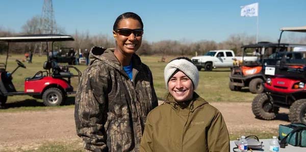 2 Volunteers for the Clay Tournament