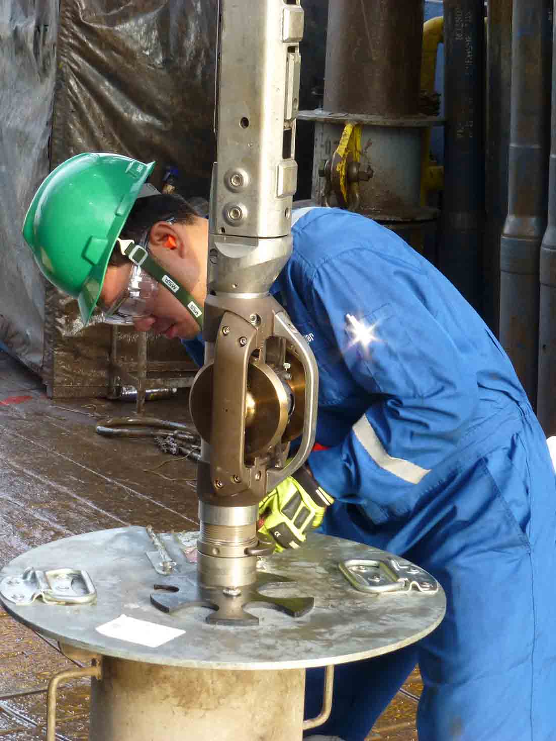 Positively secured to the C spanner recesses of the tool, the Petromac Wireline Express tool taxi provides both low-friction conveyance and orientation.