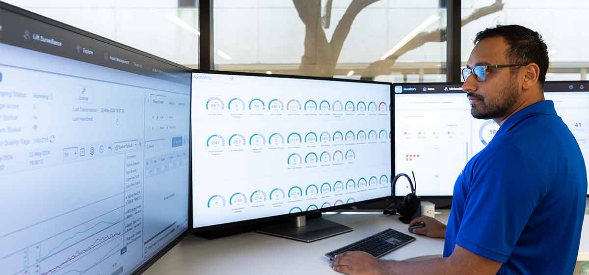 SLB expert monitoring real-time data in a Performance Live digital service delivery center.