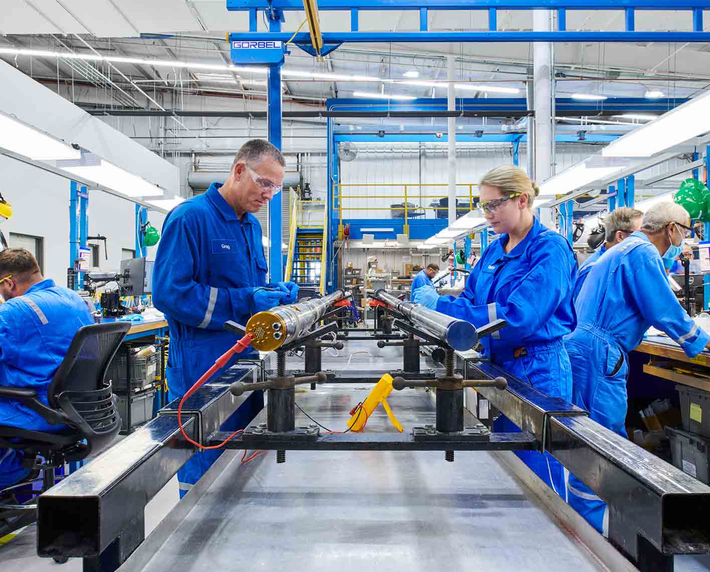 Photo of man and woman working on abandonment tools in a manufacturing facility (Tier 1_ManufacturingFacility_Sugar Land_AML_5251)