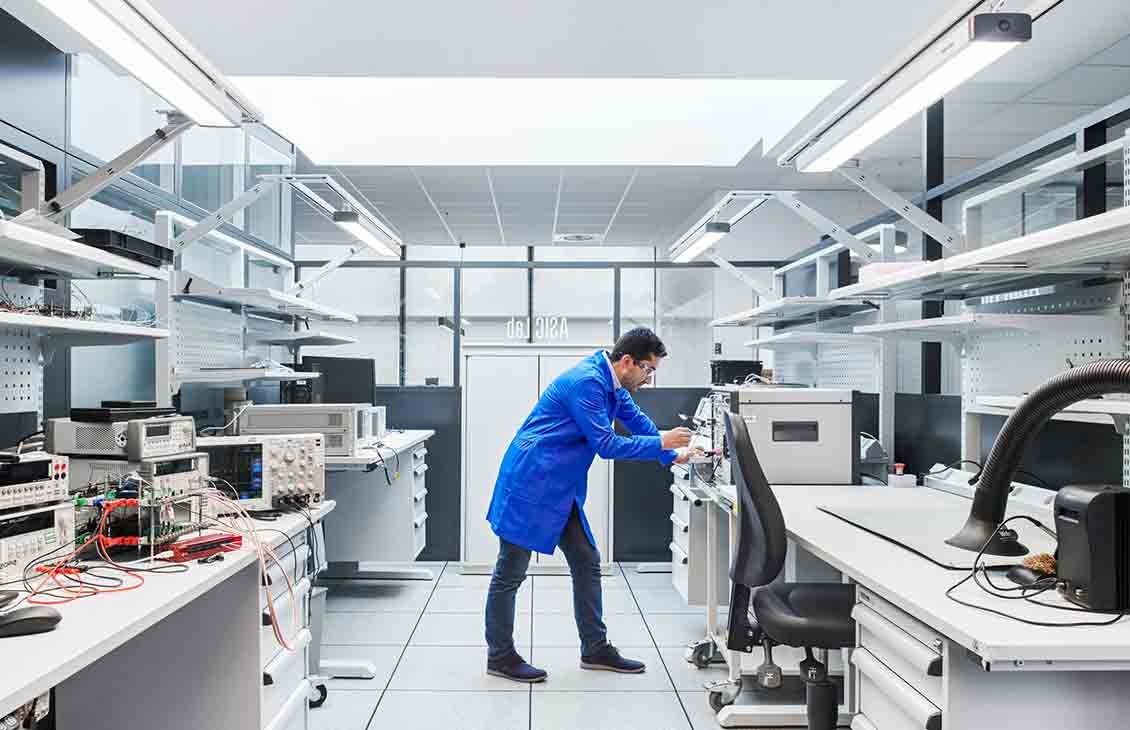 Photo of man in blue lab coat woking in lab (Tier 1_Lab_Clamart_OAT_0476 )