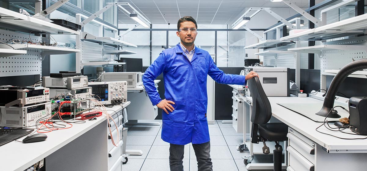 SLB employee in a lab (Tier 1_Lab_Clamart_OAT_0457)