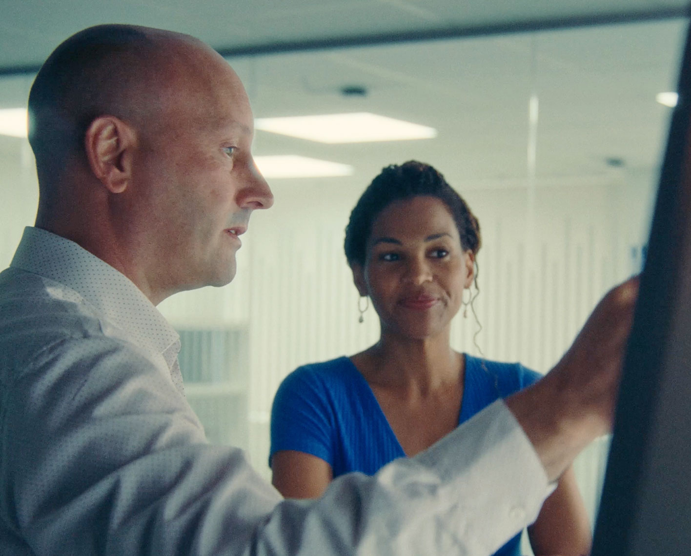 SLB experts viewing Intervention Advisor software