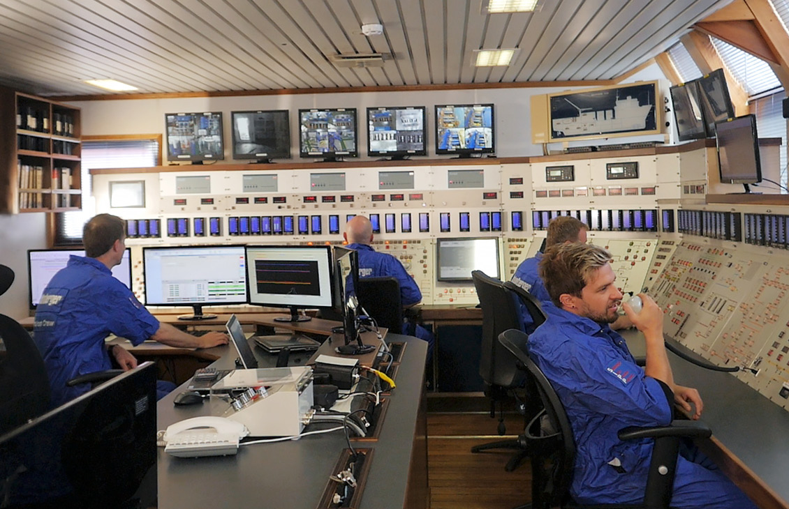 Well stimulation vessel control room