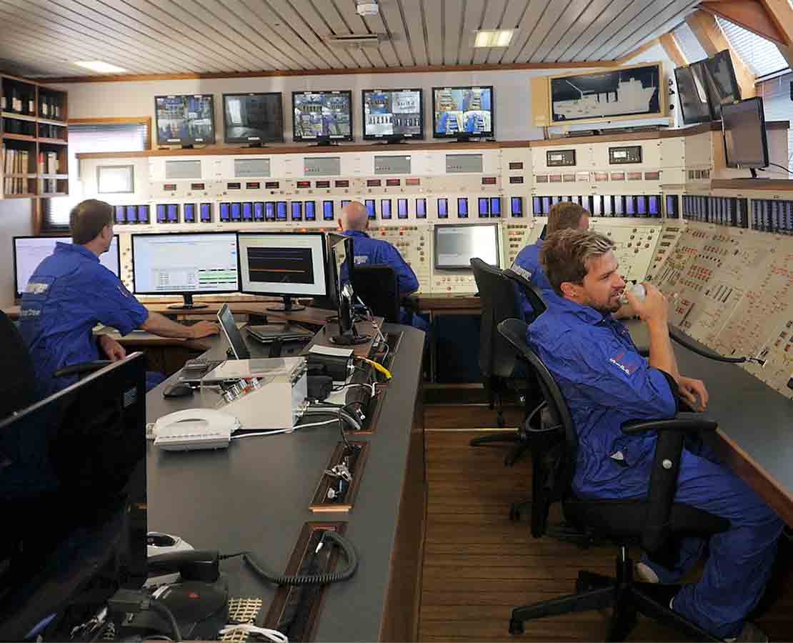 Well stimulation vessel control room