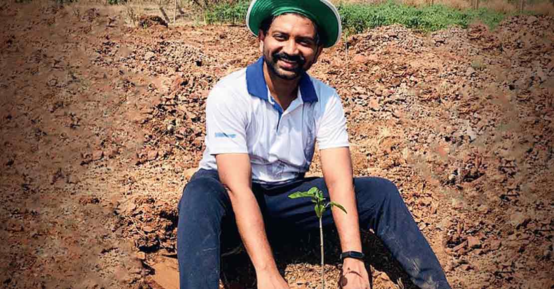 Schlumberger volunteer planting fruit trees in India.