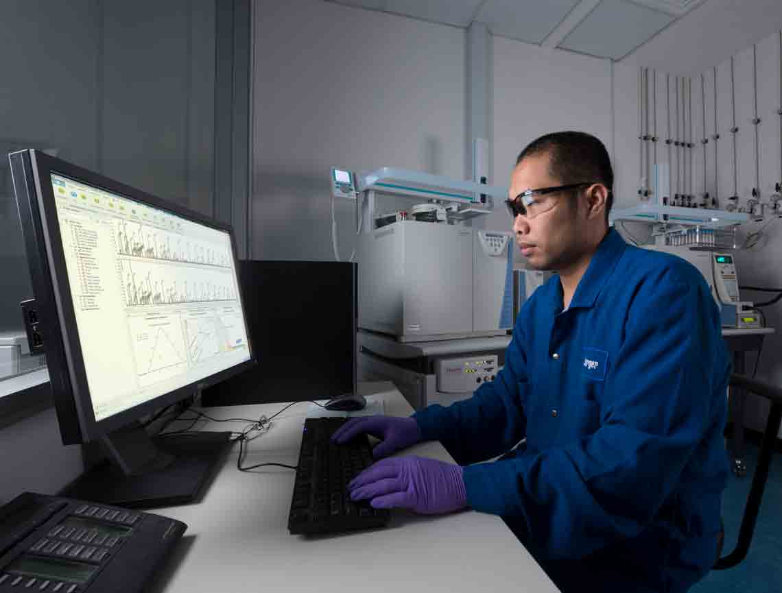 Reservoir experts at Schlumberger Reservoir Laboratories around the world use Malcom software to process chromatography data, perform statistical calculation, and deliver fast data interpretation.